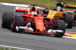 Sebastian Vettel, Ferrari SF70H, devant Nico Hulkenberg, Renault Sport F1 Team RS17