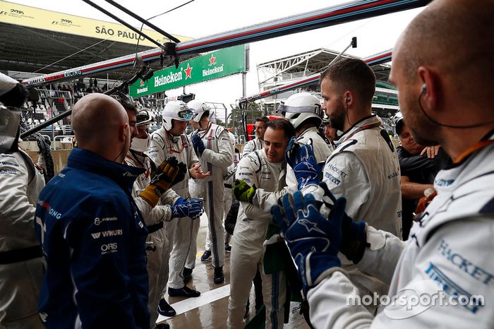 Felipe Massa, Williams, llega con su equipo después del choque