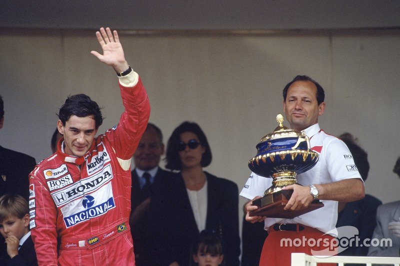 Pemenang balapan, Ayrton Senna, McLaren Honda, bersama bos tim, Ron Dennis, di podium