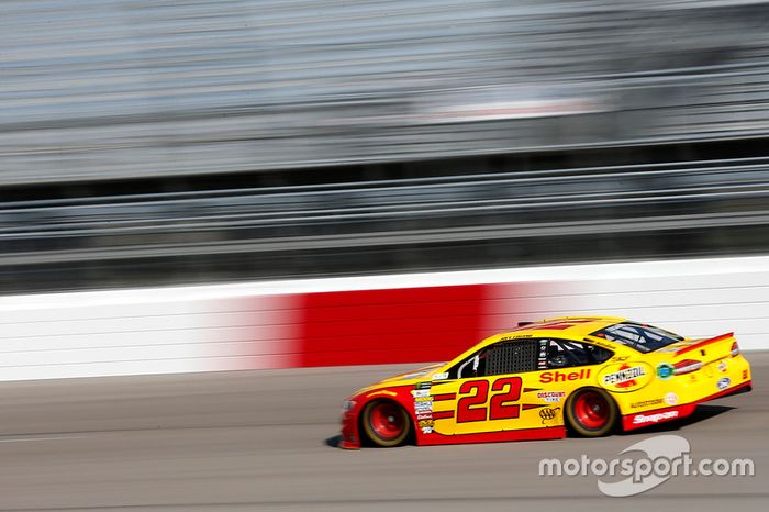 Por falar em dobradinha da Penske, Joey Logano venceu pela primeira vez em 2017, em Richmond. Brad Keselowski foi o segundo, configurando novo 1-2 do time de Roger Penske, algo inédito para a equipe entre NASCAR e Indy em um fim de semana.