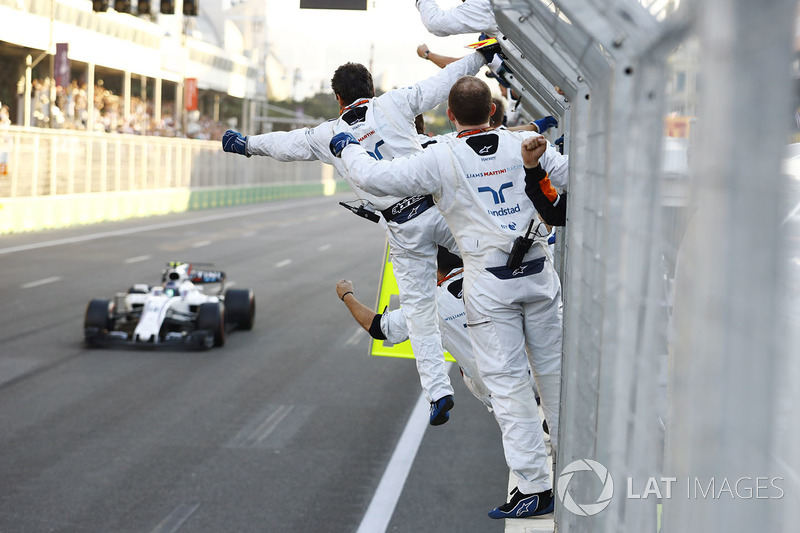 Williams поздравляет Стролла с первым подиумом, не переживая об упущенном втором месте, которое он на финише отдал Боттасу