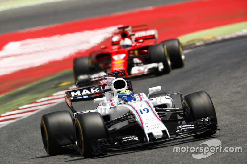 Giro 60 - Felipe Massa, Williams FW40, Sebastian Vettel, Ferrari SF70H