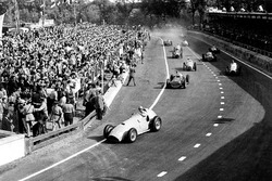 Луи Розье, Ferrari 375 лидирует относительно Хуана-Мануэля Фанхио, BRM P15, Мориса Трентиньяна, Gordini 16, Тома Коула, Cooper T23-Bristol, Кена Уортона, BRM P15 и Эли Байоля, OSCA 20 на старте