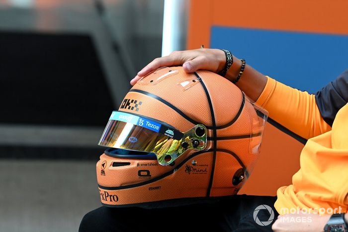 Lando Norris, McLaren con un casco con temática de baloncesto de la NBA