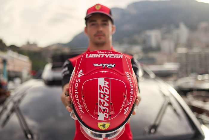 Charles Leclerc, Ferrari con su casco especial del GP de Mónaco