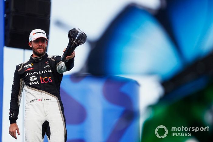 Sam Bird, Jaguar Racing, 3ª posición, con su trofeo
