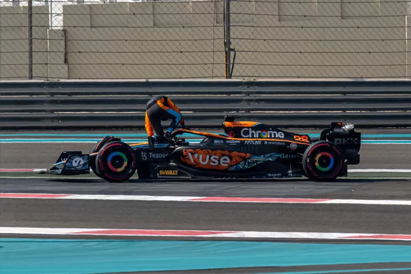 Oscar Piastri, McLaren MCL36, esce dalla sua auto