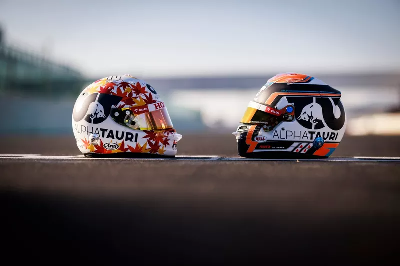 Yuki Tsunoda, AlphaTauri, Nyck de Vries, AlphaTauri, helmets