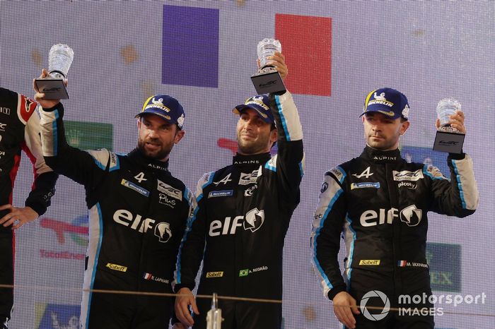 Podio: tercer puesto #36 Alpine Elf Team Alpine A480 - Gibson LMP1: André Negrão, Nicolas Lapierre, Matthieu Vaxiviere