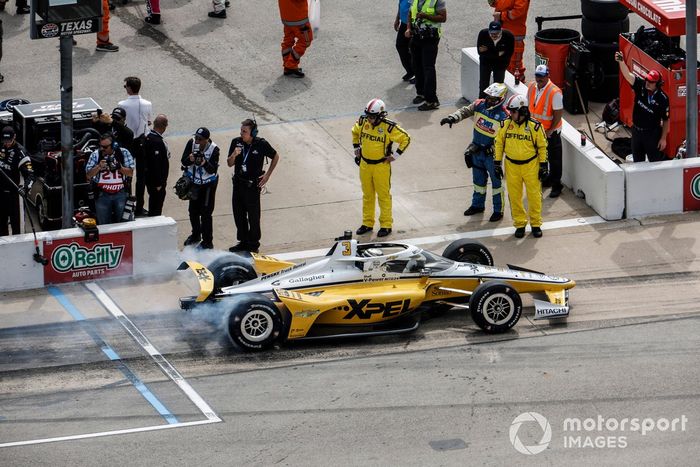 Scott McLaughlin, Team Penske Chevrolet, pit stop.