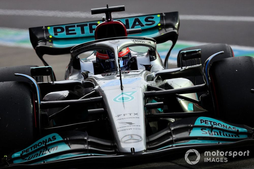 George Russell, con los logos de FTX en su Mercedes W13