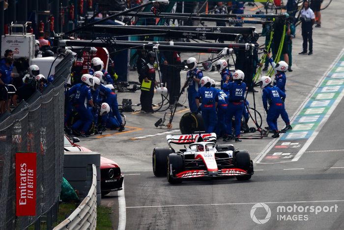 Kevin Magnussen, Haas VF-22, sale del pit lane tras una parada en boxes