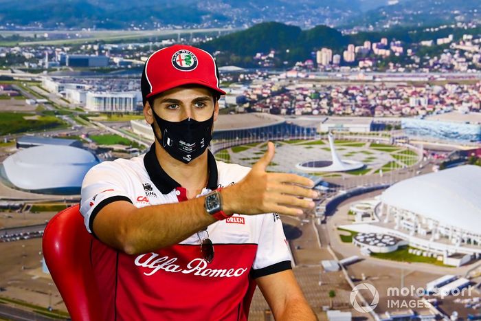 Antonio Giovinazzi, Alfa Romeo, en la conferencia de prensa