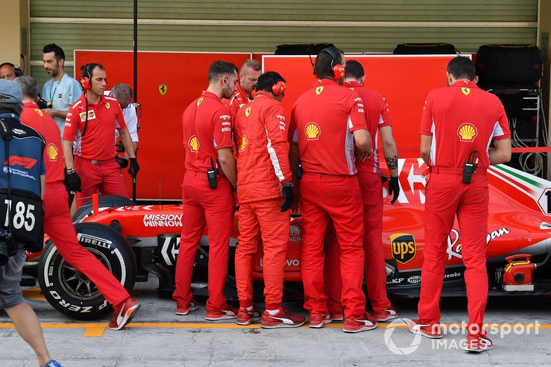 Charles Leclerc, Ferrari SF71H con i meccanici Ferrari