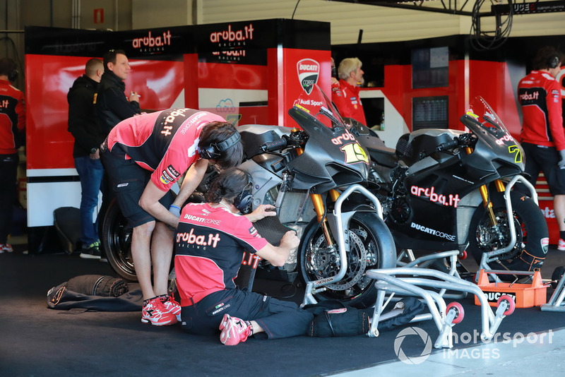 Box: Aruba.it Racing-Ducati SBK Team