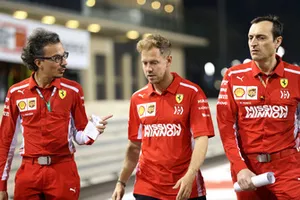 Sebastian Vettel, Ferrari, Laurent Mekies, Ferrari ve Riccardo Adami (ITA)