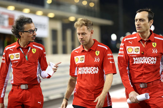 Sebastian Vettel, Ferrari, Laurent Mekies, Ferrari ve Riccardo Adami (ITA)