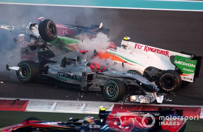 Accidente entre Michael Schumacher, Mercedes GP MGP W01, y Vitantonio Liuzzi, Force India VJM03