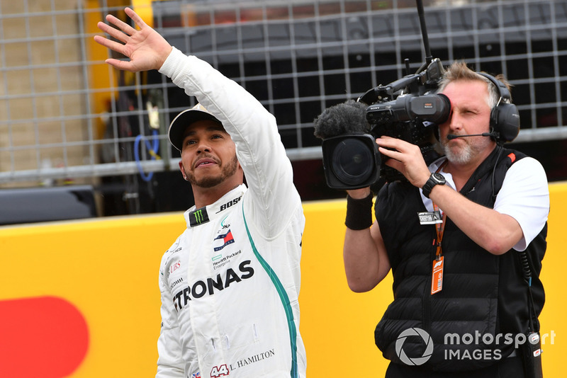 Il poleman Lewis Hamilton, Mercedes-AMG F1 W09, festeggia nel parco chiuso