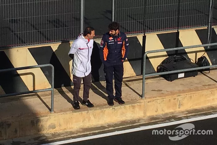 Alberto Puig (HRC), habla con Santi Hernández (Jefe de mecánicos de Marc Márquez) 