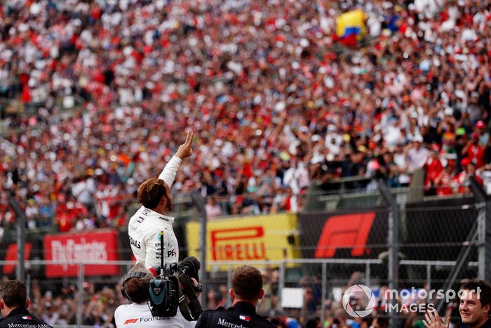 Lewis Hamilton, Mercedes AMG F1, celebra con los fanáticos luego de ganar su quinto Campeonato Mundial
