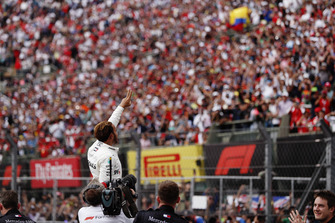 Lewis Hamilton, Mercedes AMG F1, festeggia con i tifosi dopo aver vinto il suo quinto Titolo Mondiale