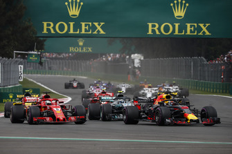 Daniel Ricciardo, Red Bull Racing RB14, Sebastian Vettel, Ferrari SF71H e Valtteri Bottas, Mercedes AMG F1 W09 EQ Power+, lottano alla partenza della gara