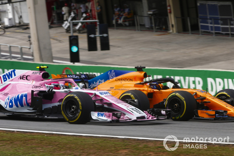 Fernando Alonso, McLaren MCL33, overtakes Esteban Ocon, Force India VJM11. 