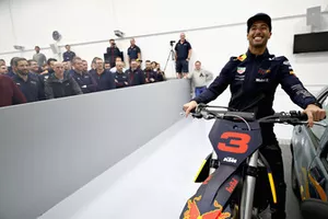 Daniel Ricciardo, Red Bull Racing, posa per una foto con una moto KTM