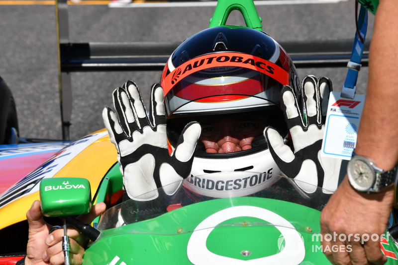 Aguri Suzuki, Benetton B188, bersiap dalam acara demonstrasi lap Perayaan Legenda F1 ke-30