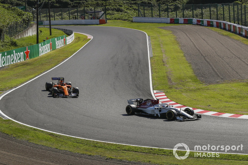 Marcus Ericsson, Sauber C37 and Stoffel Vandoorne, McLaren MCL33