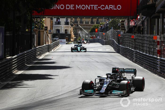 Lewis Hamilton, Mercedes W12, Sebastian Vettel, Aston Martin AMR21