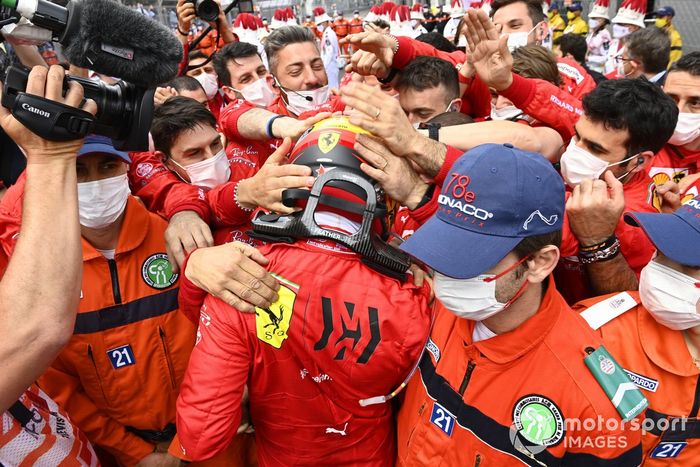 Carlos Sainz Jr., Ferrari, 2ª posición, y el equipo Ferrari celebran en el Parc Ferme
