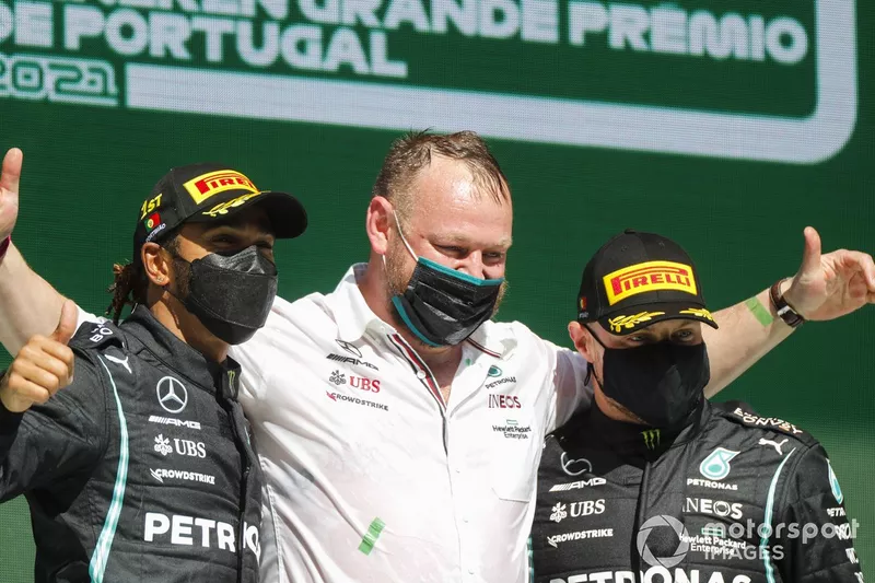 Lewis Hamilton, Mercedes, primo classificato, e Valtteri Bottas, Mercedes, terzo classificato, sul podio con il delegato per il trofeo Mercedes