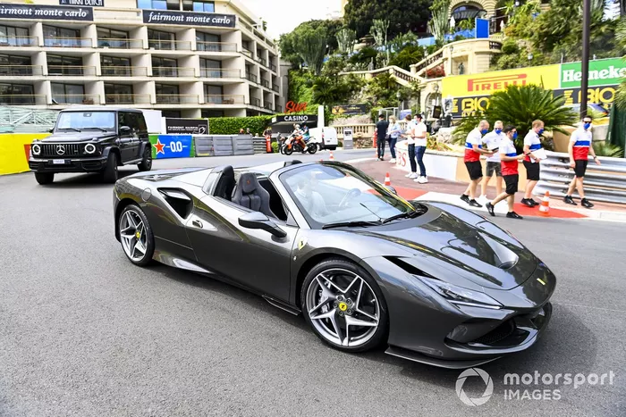 Un Ferrari y Nikita Mazepin, Haas F1, con su equipo