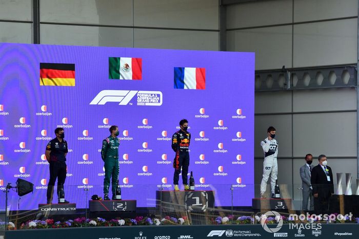 Podio: segundo lugar Sebastian Vettel, Aston Martin, ganador de la carrera Sergio Pérez, Red Bull Racing, tercer lugar Pierre Gasly, AlphaTauri