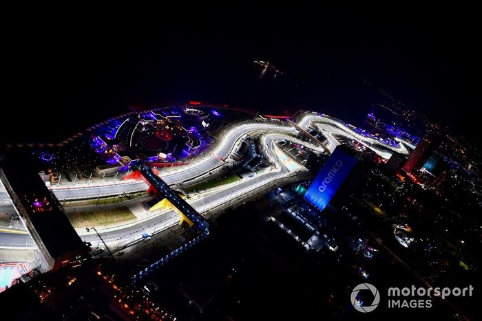 Una vista aérea del circuito por la noche