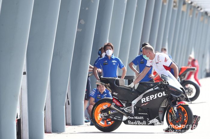 Ingenieros de Suzuki estudiando la moto de Stefan Bradl, Repsol Honda Team