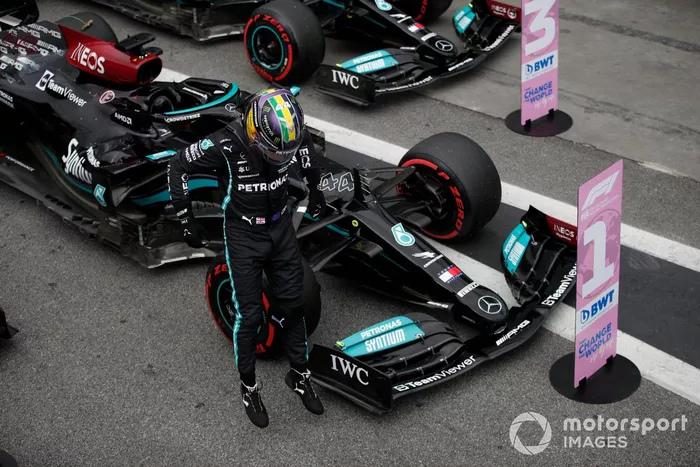 Lewis Hamilton, de Mercedes, celebra tras conseguir la pole para la carrera Sprint