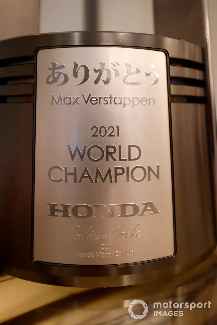 Un trofeo presentado por Honda a Max Verstappen, Red Bull Racing por su campeonato