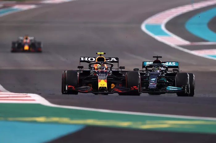 Sergio Pérez, Red Bull Racing RB16B, Lewis Hamilton, Mercedes W12 lucha por la posición en pista con Max Verstappen, Red Bull Racing RB16B