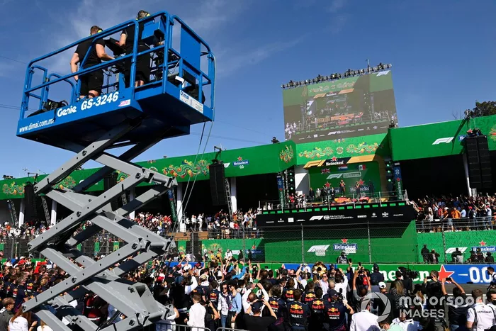 Podio: segundo lugar Lewis Hamilton, Mercedes,  ganador Max Verstappen, Red Bull Racing, tercer lugar Sergio Pérez, Red Bull Racing