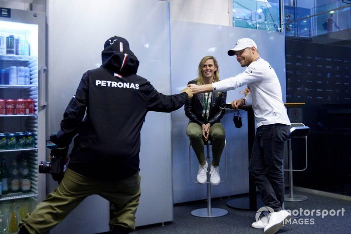 Lewis Hamilton, Mercedes, Tiffany Cromwell y Valtteri Bottas, Mercedes, en el garaje