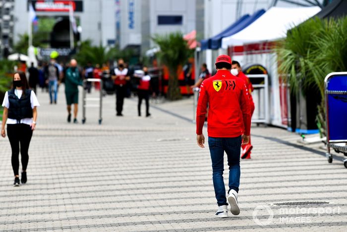 Carlos Sainz Jr., Ferrari, llega al circuito