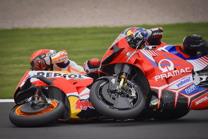 La caída de Marc Márquez, Repsol Honda Team, y Jorge Martín, Pramac Racing