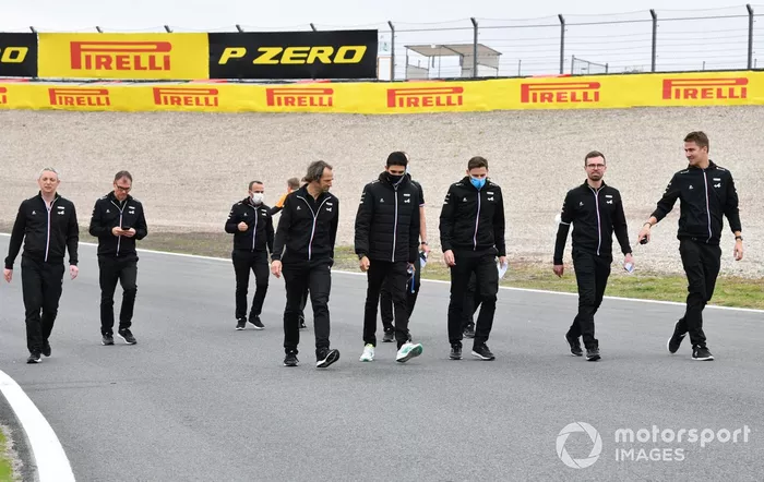 Esteban Ocon, Alpine A521 por la pista con los miembros del equipo