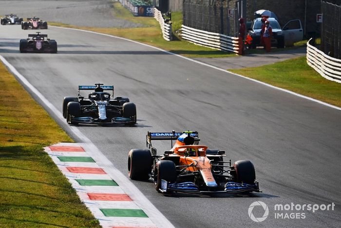 Lando Norris, McLaren MCL35M, Lewis Hamilton, Mercedes W12, Charles Leclerc, Ferrari SF21