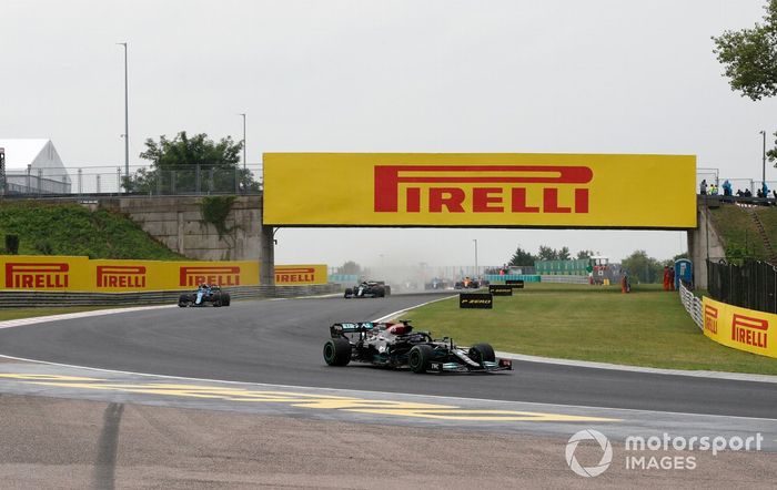 Lewis Hamilton, Mercedes W12, Esteban Ocon, Alpine A521