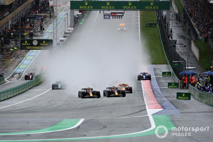 Sergio Pérez, Red Bull Racing RB19, Max Verstappen, Red Bull Racing RB19, Lando Norris, McLaren MCL60, Nico Hulkenberg, Haas VF-23, Lance Stroll, Aston Martin AMR23, el resto de la parrilla al inicio del Sprint.