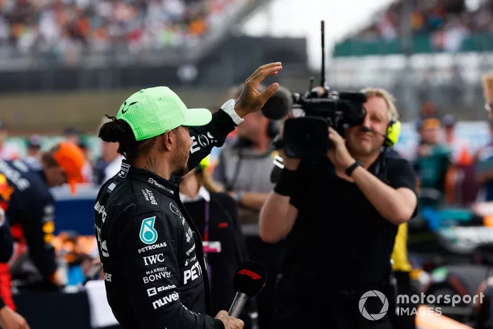 Lewis Hamilton, Mercedes-AMG, 3ª posición, celebra en Parc Ferme